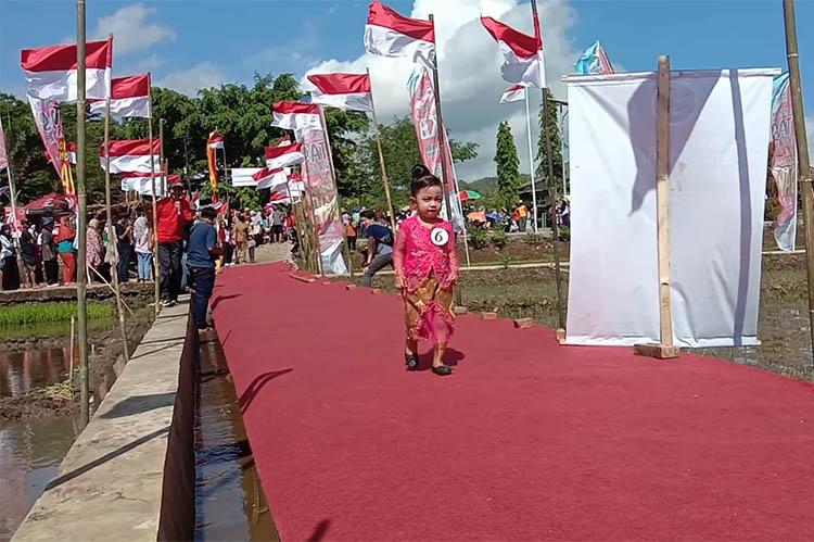 Semarakkan Peringatan Kemerdekaan, Warga Gunungkidul Gelar Fashion Show di Tengah Sawah
