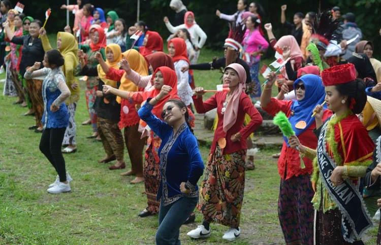 Pelaku Wisata Sleman Bagikan Ratusan Jadah Tempe pada Peringatan HUT Kemerdekaan RI Ke-77