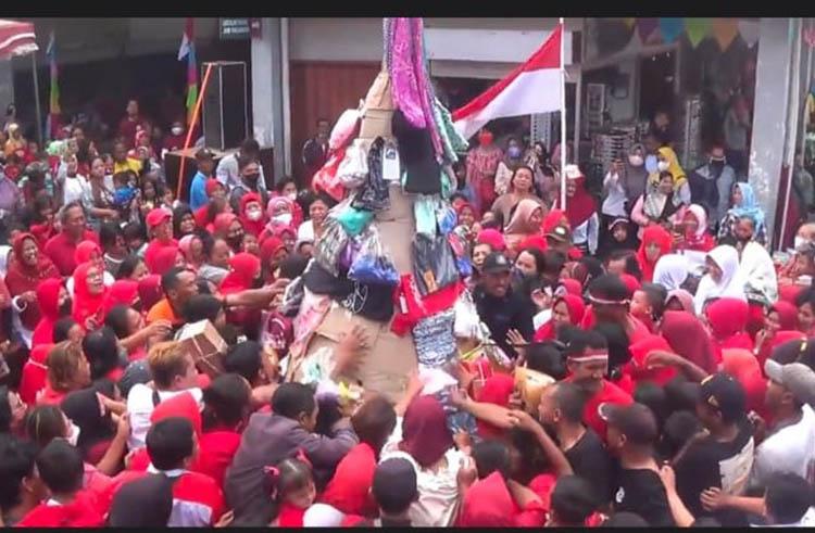 Meriahkan Kemerdekaan, Pedagang Pasar Rejowinangun Magelang Gelar Grebeg 4 Gunungan