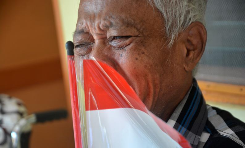 Mengharukan, Oma Opa Menangis saat Ikuti Upacara HUT Kemerdekaan RI di Panti Werda