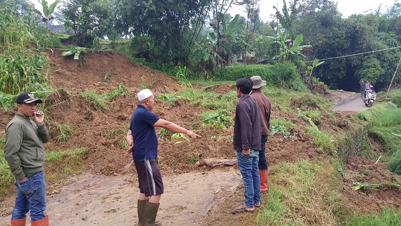 Hujan Deras Picu Tanah Longsor Tutup Akses Jalan Desa di Rongga KBB