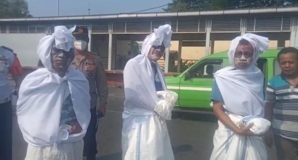 Unik! Puluhan Warga Jadi Pocong untuk Rayakan HUT ke-77 RI di Terminal Kalideres