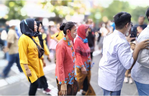 50 Tahun Jadi Buruh Gendong Pasar Beringharjo, Wagiyem Baru Pertama Kali Ikut Upacara Bendera