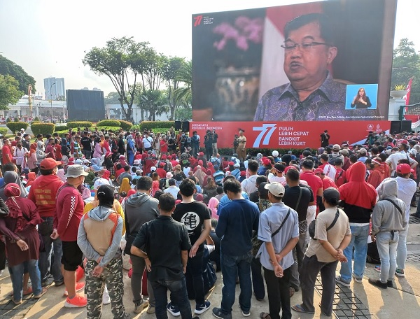 Warga Antusias Nobar Upacara 17 Agustus di Depan Istana Negara