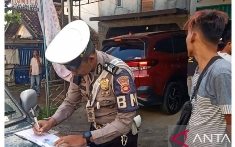 Polisi Tilang Kendaraan Antre untuk Beli BBM di SPBU