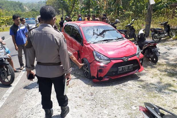 Nekat Dahului Truk di Turunan Curam, Sepeda Motor Matic Adu Banteng dengan City Car