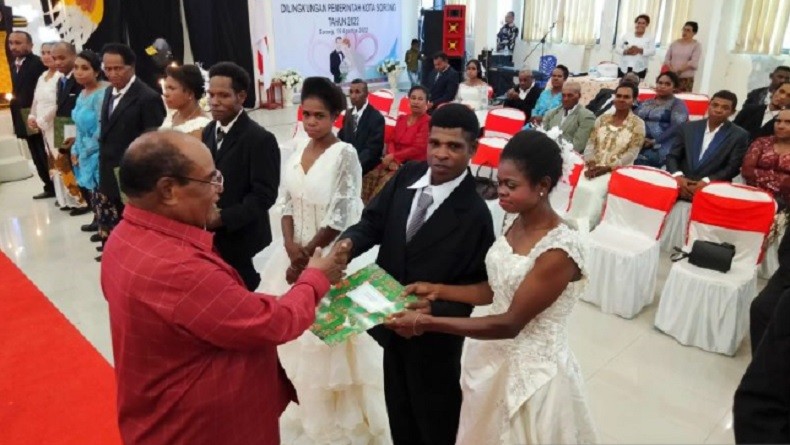 Pemkot Sorong Gelar Nikah Gratis 50 Pasangan Asli Papua, Ada yang Sudah Punya Cucu