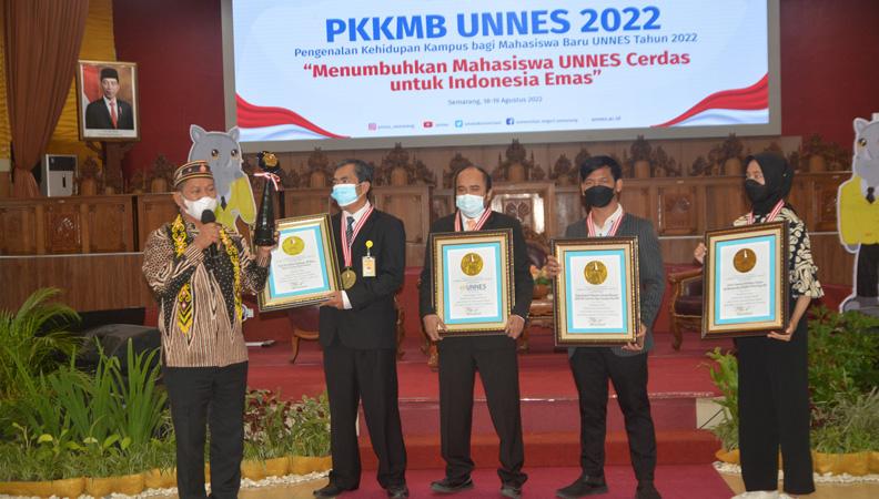 Ribuan Mahasiswa Baru Unnes se-Indonesia Serentak Bersihkan Sampah Plastik di Selokan 
