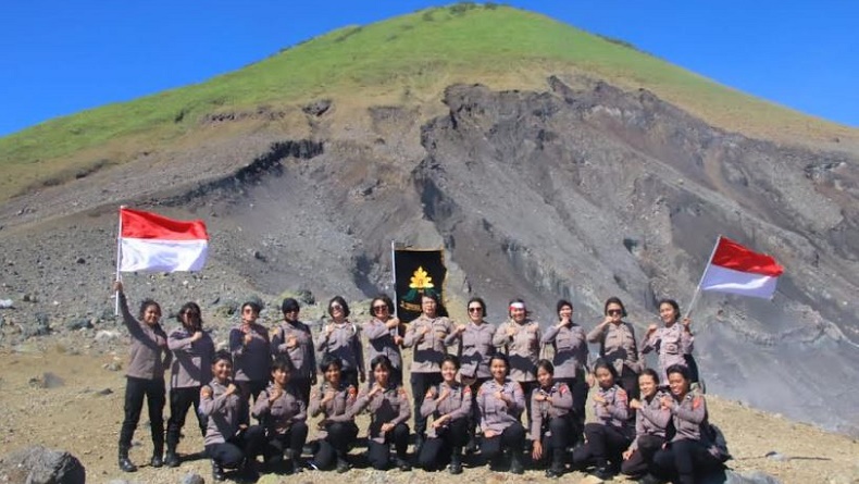 Tak Hanya Cantik, Para Polwan Pemberani Ini Daki Gunung Lokon Kibarkan Merah Putih