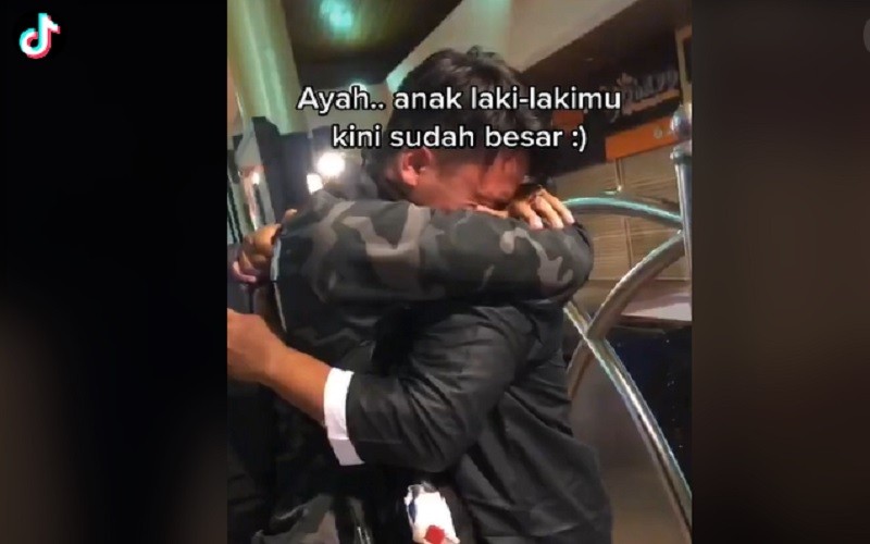 Video Viral Anak Bertemu Ayah Kandung Pertama Kali Setelah Terpisah 18 Tahun