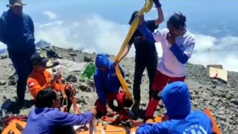 Turis Portugal Jatuh ke Jurang di Gunung Rinjani Akhirnya Berhasil Dievakuasi