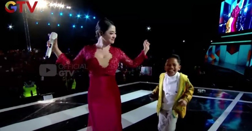 Kolaborasi Bareng Dewi Perssik & Ghea Youbi, Farel Tampil Flawless di Konser Merdeka GTV 