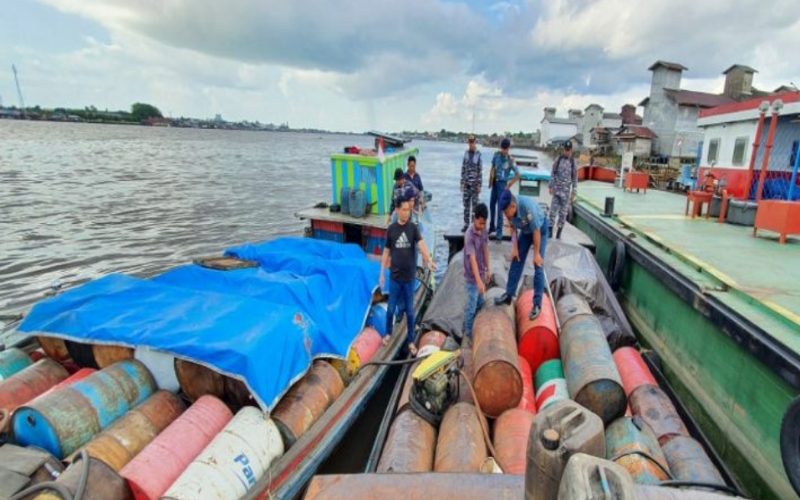 Lanal Banjarmasin Tegaskan Kapal Pengangkut BBM di Kapuas Langgar Pelayaran dan Migas