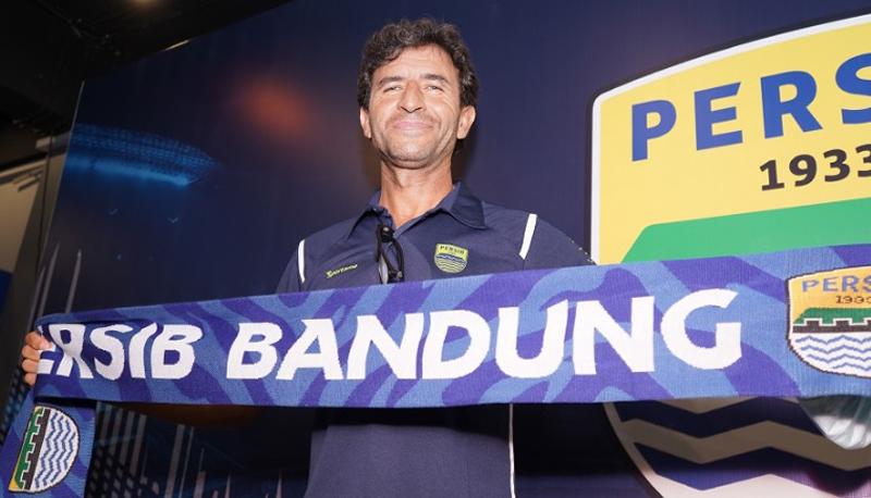 Luis Milla Menghilang dari Bench Persib saat Lawan PSM, Ternyata Ini Masalahnya