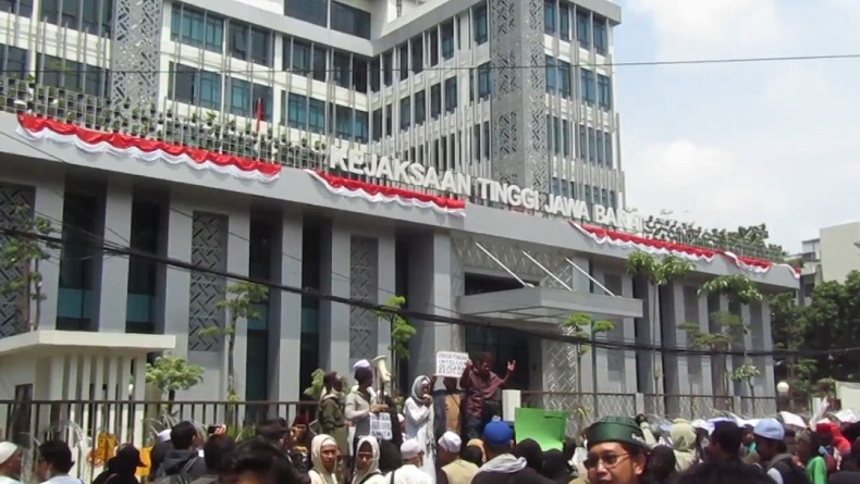Pendukung Geruduk Kejati Jabar, Minta Habib Bahar Segera Dibebaskan
