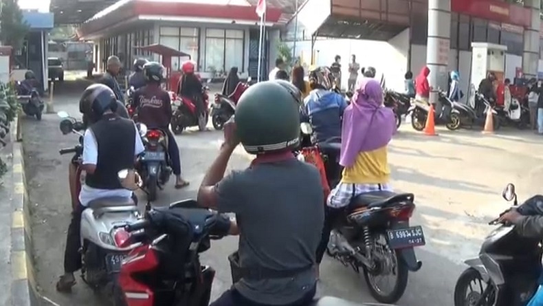 Jelang Kenaikan BBM Subsidi Pertalite, Antrean Panjang Kendaran Terjadi di SPBU