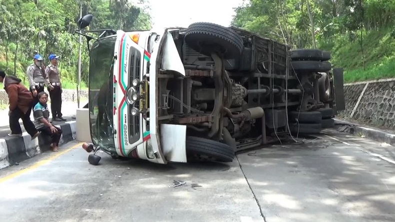 Truk Muatan Kertas Terguling di Jalan Lingkar Salatiga, Jalur Lintasan Semarang-Solo Tersendat