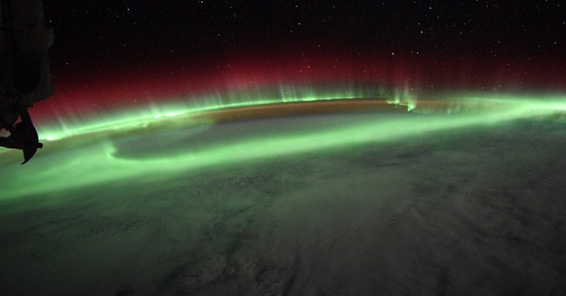 Pemandangan Indah Aurora dari Stasiun Luar Angkasa, Diambil Usai Badai Matahari