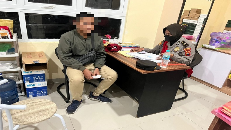 Ingin Nonton Bola Gratis di Stadion Manahan Solo, Pria Ini Pakai Kaos Bertuliskan Polisi