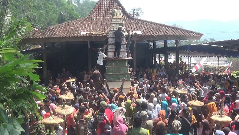 Tradisi Sedekah Bumi di Banjarnegara, Ratusan Warga Berebut Tumpeng Raksasa