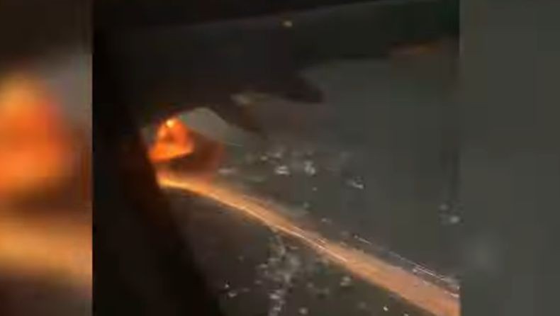  Mesin Pesawat Ini Terbakar di Udara, Penumpang Histeris 
