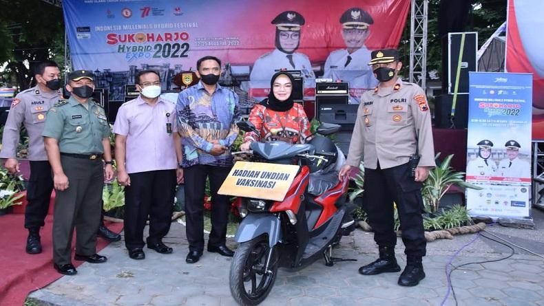 Usai Vaksin Covid-19, Pria Asal Sukoharjo Dapat Hadiah Sepeda Motor