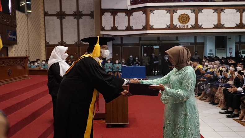 Haru Warnai Prosesi Wisuda di UNS, Ada yang Diwakili Keluarga karena Telah Meninggal Dunia