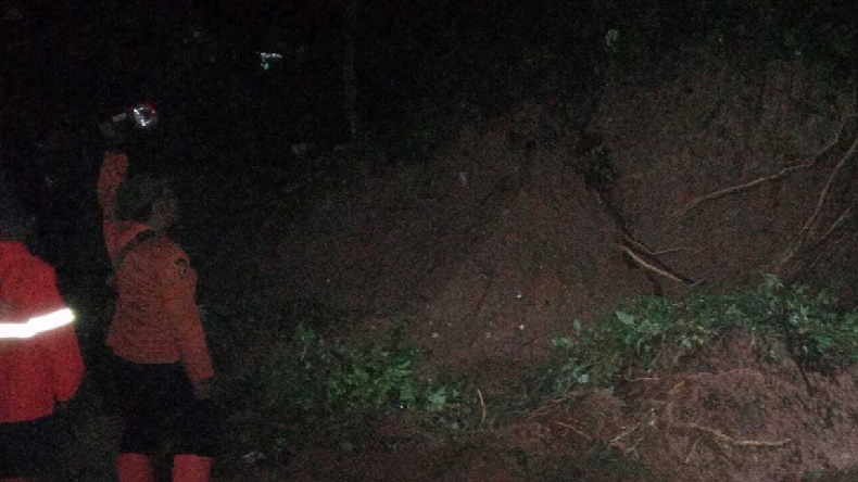 Hujan Lebat Sebabkan Longsor di Jalan Alternatif Gunung Geulis-Gadog Bogor