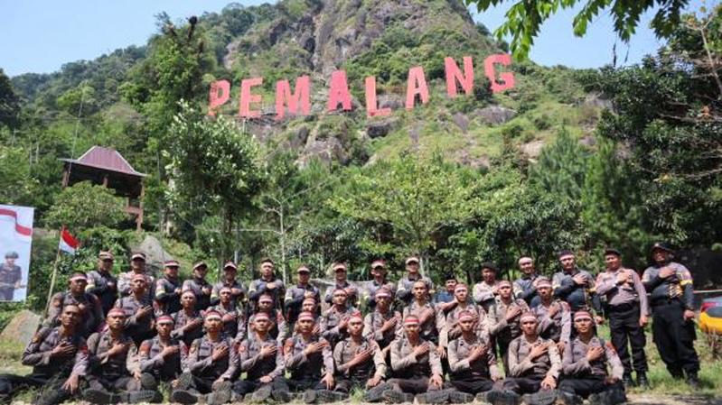 Puluhan Bintara Remaja Polres Pemalang Jalani Tradisi Pembaretan di Gunung Jimat