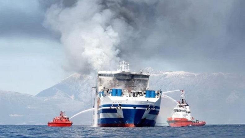 Kapal Feri Terbakar Hebat, Petugas Berwenang Gelar Operasi Penyelamatan Besar-besaran