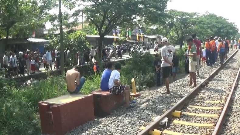 Tuntun Sepeda Lewati Perlintasan, Pria Paruh Baya Tertabrak KA di Semarang