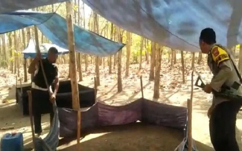 Panik Digerebek Polisi, Warga Asyik Judi Sabung Ayam di Sumbawa Tinggalkan 4 Motor