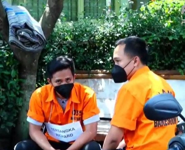 Momen Bharada E Nongkrong Bareng Bripka R dengan Bawa Senjata Brigadir J di Saku Celana