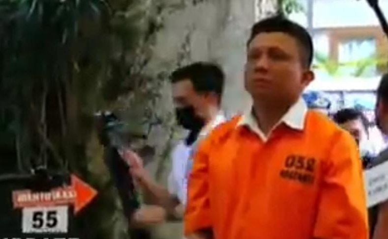 Ferdy Sambo Ambil Pistol yang Terjatuh saat Rekonstruksi di Duren Tiga