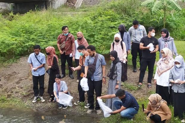  Sedekah Pengantin, Ribuan Ekor Ikan Dilepasliarkan di Sungai Serang Wates