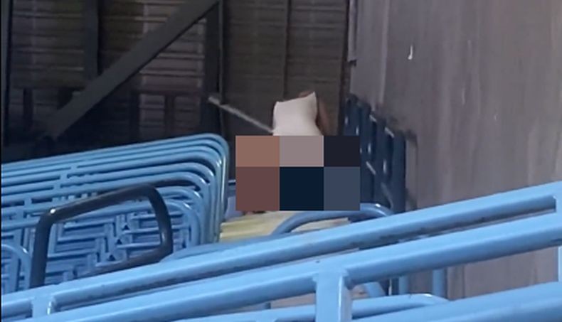  Keterlaluan, Pasangan Kekasih Ini Nekat Berhubungan Seks di Stadion