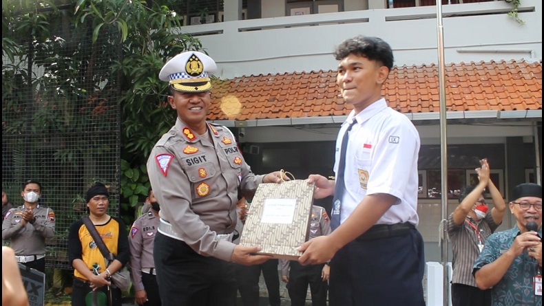 Atur Lalu Lintas Saat Kebakaran Bus, Siswa di Semarang Diberi Penghargaan