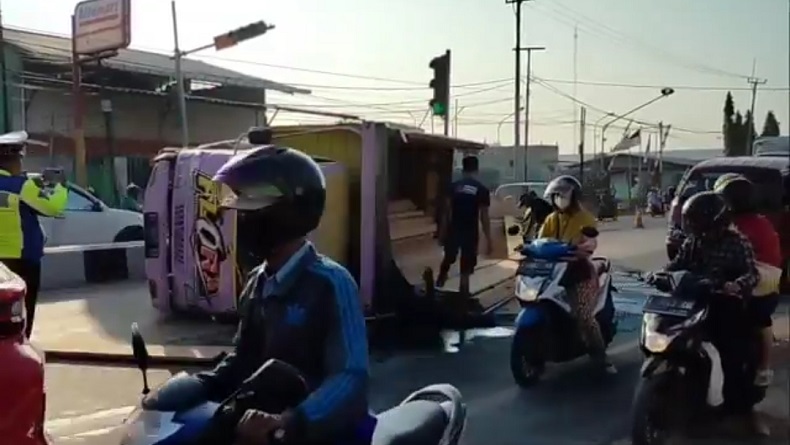 Truk Bermuatan Kayu Terguling di Pantura Cirebon, Arus Lalu Lintas Macet Parah