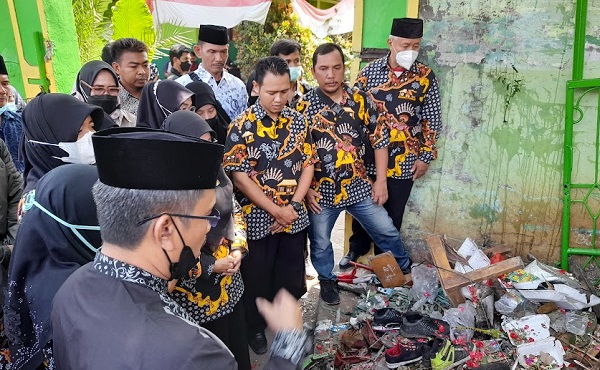 Tabur Bunga Guru SDN Kota Baru II dan III di Lokasi Kecelakaan Truk Maut Diiringi Isak Tangis
