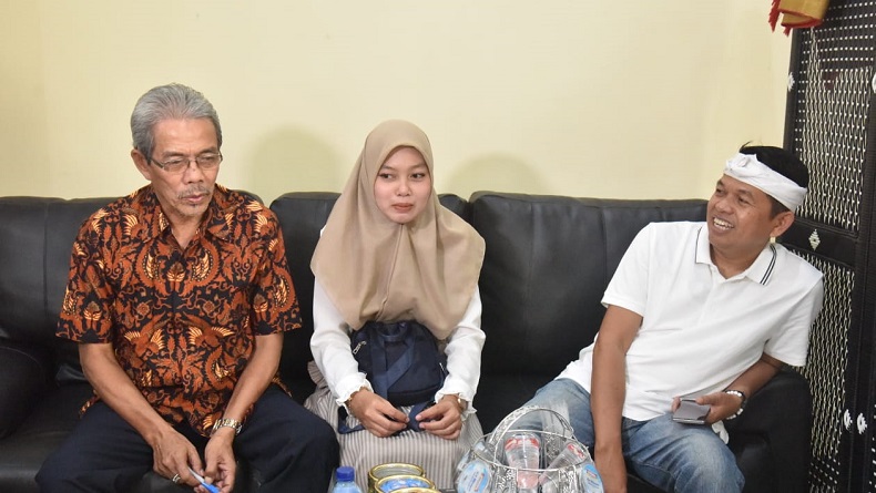 Kisah Kasir Minimarket di Subang Dicampakkan Keluarga, Dikuliahkan Dedi Mulyadi