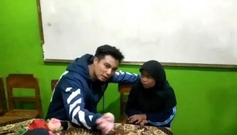 Baim Wong Temui Siswi SD di Karanganyar yang Viral karena Rambutnya Penuh Kutu