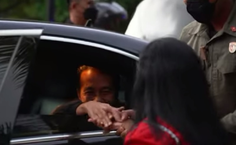 Presiden Jokowi Tiba di Kepulauan Tanimbar Maluku, Disambut Meriah Warga