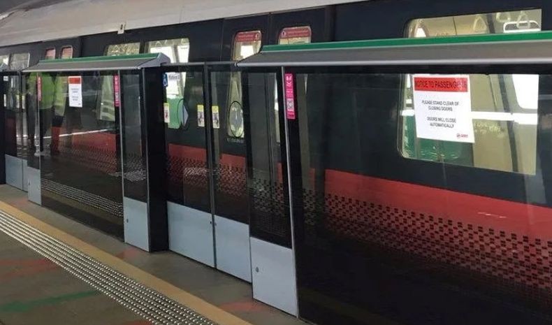  Ada-Ada Saja, Perempuan Ini Buang Air Kecil di Kereta MRT 
