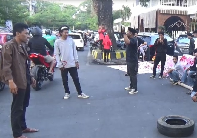 Tolak Kenaikan BBM, Mahasiswa di Makassar Turun ke Jalan, Bakar Ban hingga Timbulkan Kemacetan