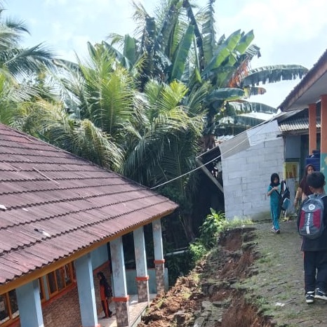 Diguyur Hujan Deras, Tembok Penahan Tanah di SDN Kertajaya Sukabumi Ambruk