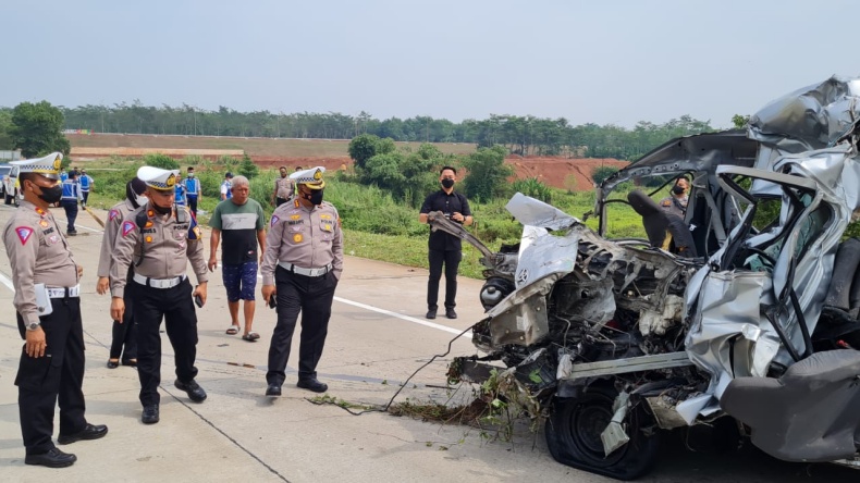 Kecelakaan Maut di Jalan Tol, 7 Penumpang Hiace Tewas di Tempat 