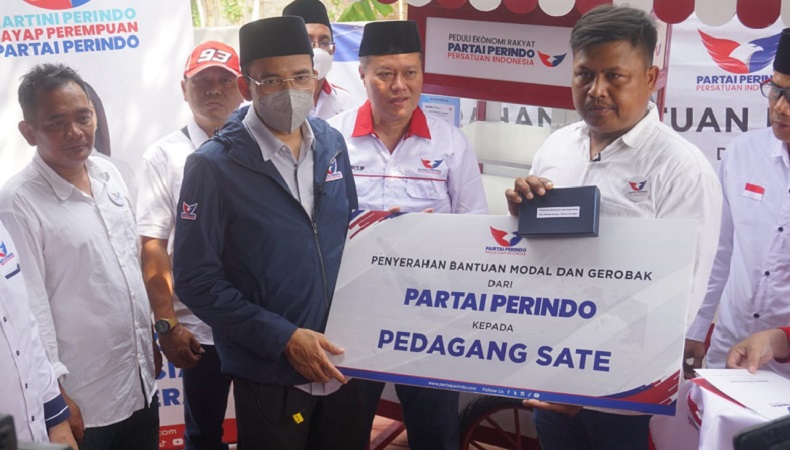 Pedagang Pantai Popoh Bersyukur Terima Gerobak Perindo