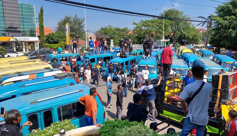 BBM Naik, 1.800 Angkot di Karawang Tak Beroperasi akibat Biaya Operasional Tinggi