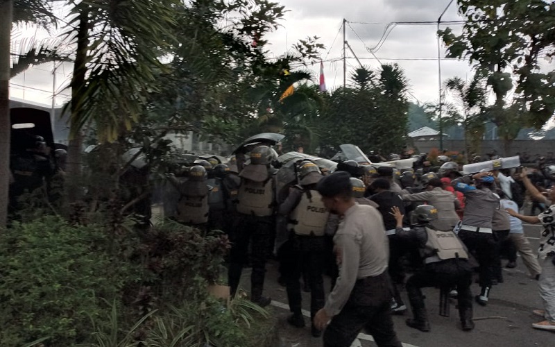 Dipantau Kapolda, Demo Mahasiswa di Mataram Ricuh, Massa Rusak Pagar DPRD NTB