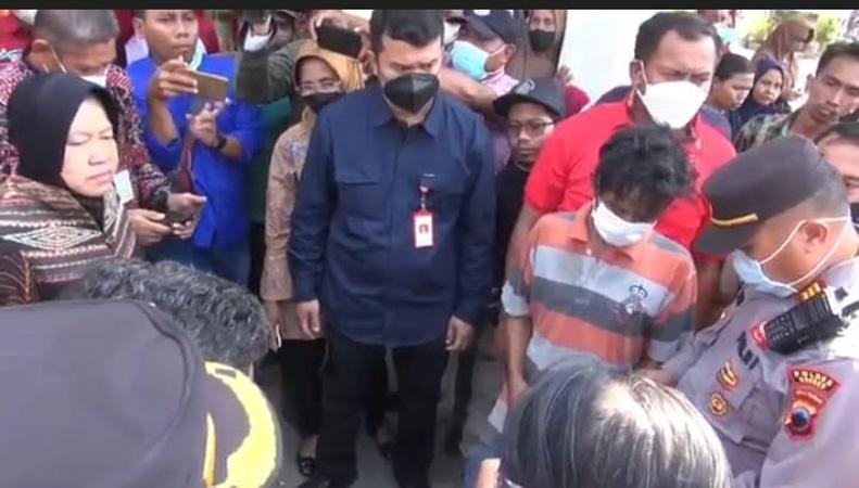 Tak Dapat BLT BBM, Warga Brebes Ini Lemparkan Kertas Protes ke Mensos Risma